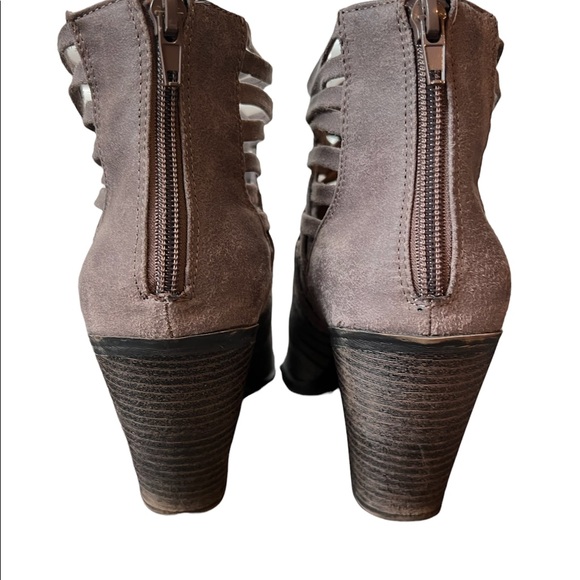 Fergalicious 💋 heeled booties, taupe. Size 8.5 - Picture 4 of 6